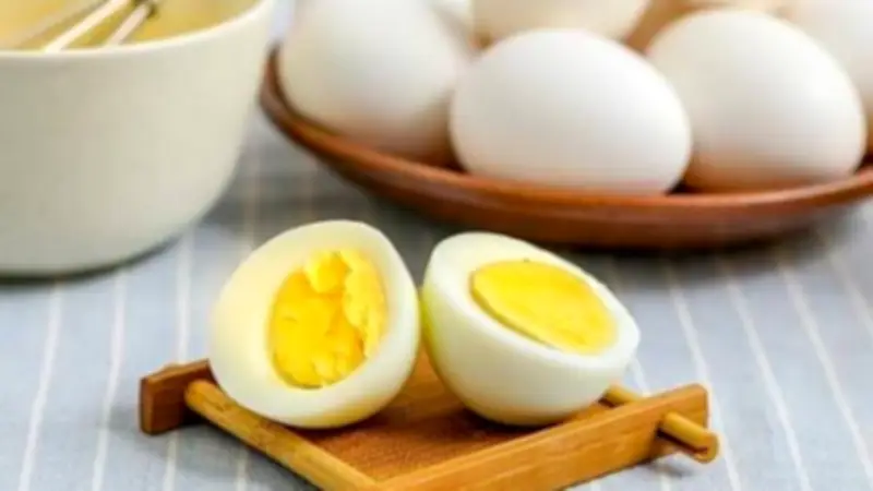 هل الاستغناء عن البيض يضر الصحة؟ أخصائي تغذية يكشف التأثير الحقيقي