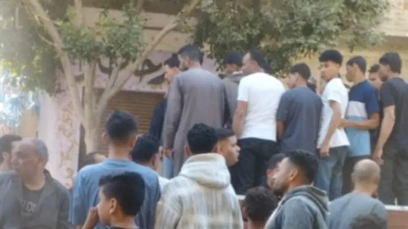 تشييع جنازة والد لاعب الزمالك محمد شحاتة في المنيا بحضور كبير