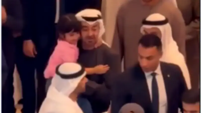 محمد بن زايد يقبل يد طفلة خلال جولة مع السيسي في أبوظبي
