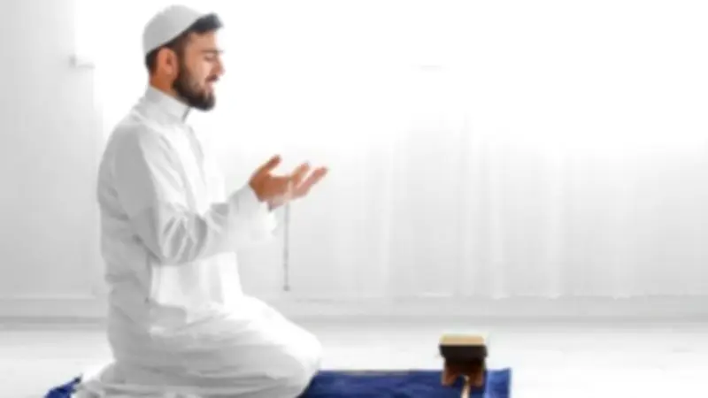 حكم قطع الصلاة عند طرق الباب بشدة.. أمين الفتوى يوضح
