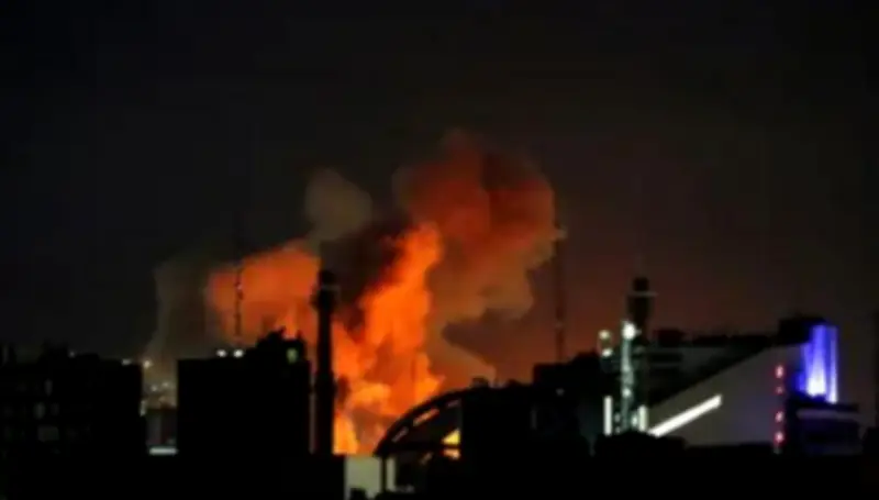 الحرس الثوري يعلن التصدي لهجمات أمريكية على سواحل ميناء خمير وسيريك وجزيرة قشم