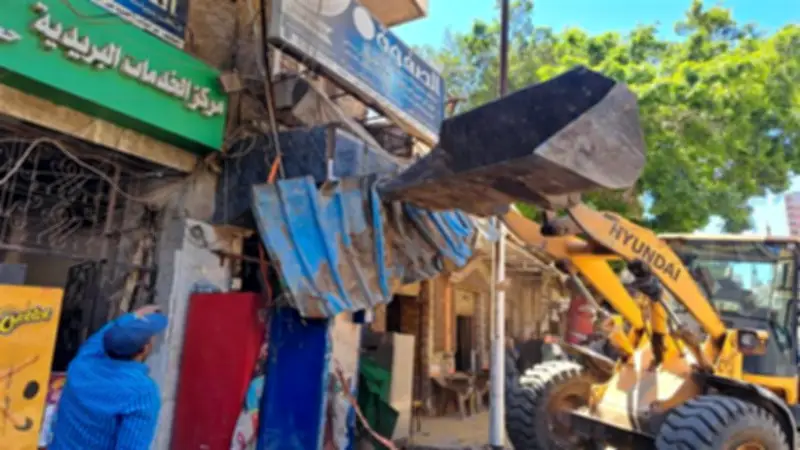 حملات مكثفة لإزالة الإشغالات بحي المنتزه بالإسكندرية استجابة لشكاوى المواطنين