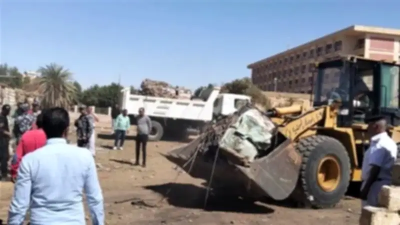 حملة مكبرة لإزالة بؤر التلوث ومجمعات الخردة بالمناطق السكنية في الوادي الجديد