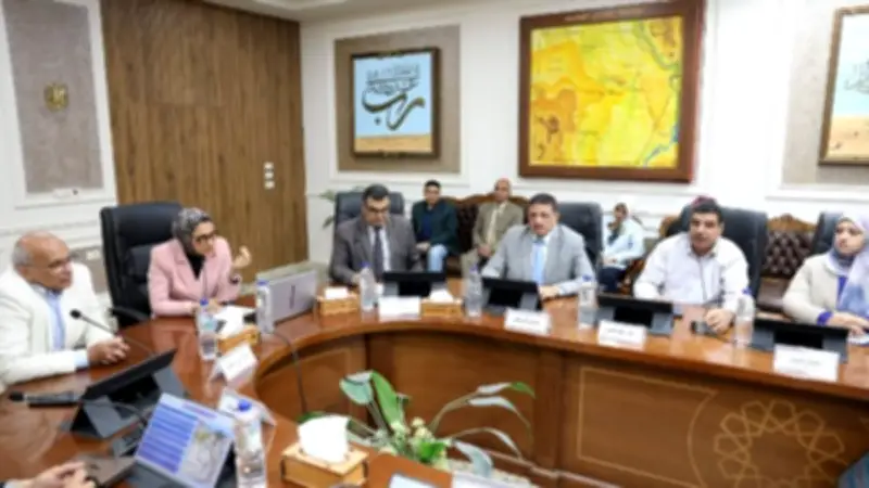 محافظ الوادي الجديد تلتقي وفد وزارة النقل والطرق والكباري وتزيل بؤر تلوث
