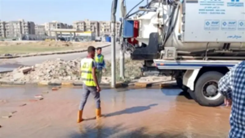 كسر مفاجئ بخط مياه رئيسي في حدائق أكتوبر وجهود الإصلاح مستمرة