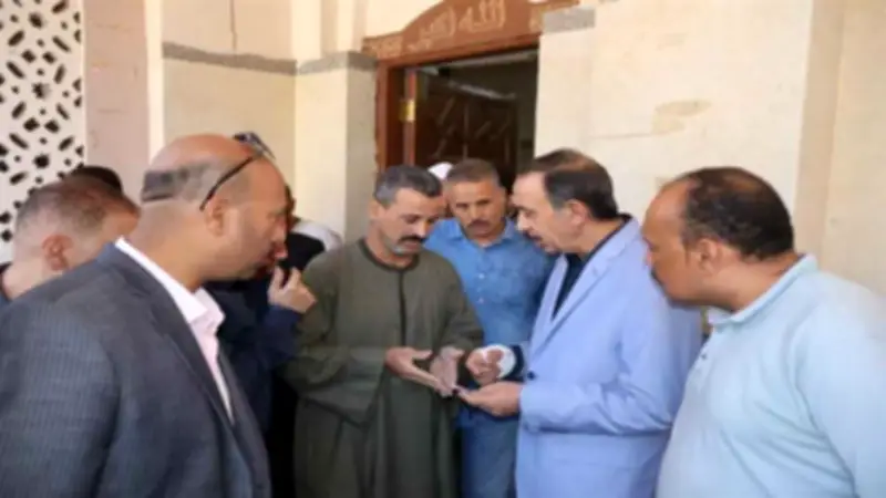 محافظ سوهاج يستمع لمطالب المواطنين عقب صلاة الجمعة