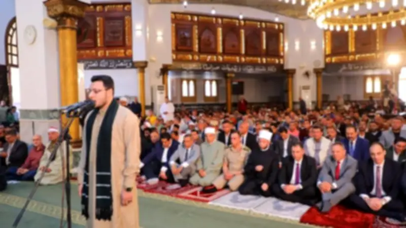 محافظ دمياط ووزير الأوقاف يؤديان صلاة الجمعة بمسجد الرحمة برأس البر