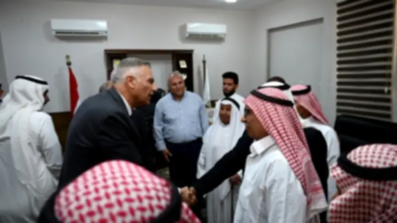 محافظ جنوب سيناء يلتقي مشايخ دهب ويؤكد أولوية الحفاظ على الطابع البيئي