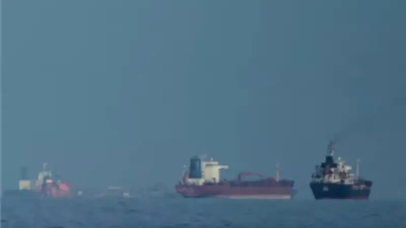 إعلام إيراني: البحرية الإيرانية ترد بإطلاق النار على انتهاكات أمريكية في هرمز