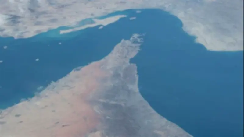 بلومبرج: مضيق هرمز لا يزال مغلقا فعليا ولا حركة عبور للسفن منذ الثلاثاء