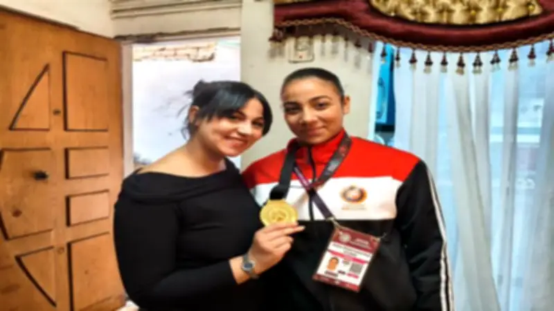 بطلة مصارعة حملت توأمها المريضة على كتفيها وفازت بذهبية أفريقيا