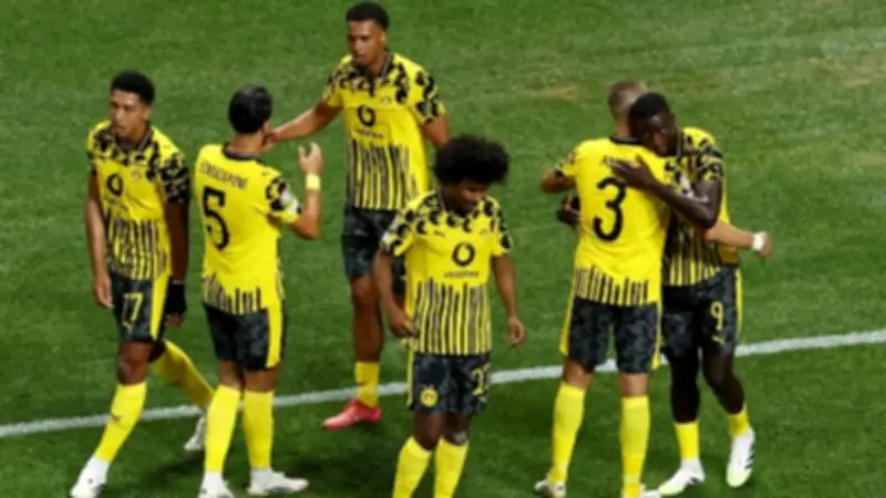 بوروسيا دورتموند يهزم فرانكفورت بثلاثية في الدوري الألماني