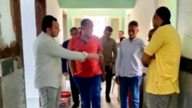 رئيس الفرافرة يتابع تجهيزات تركيب جهاز أشعة مقطعية بالمستشفى