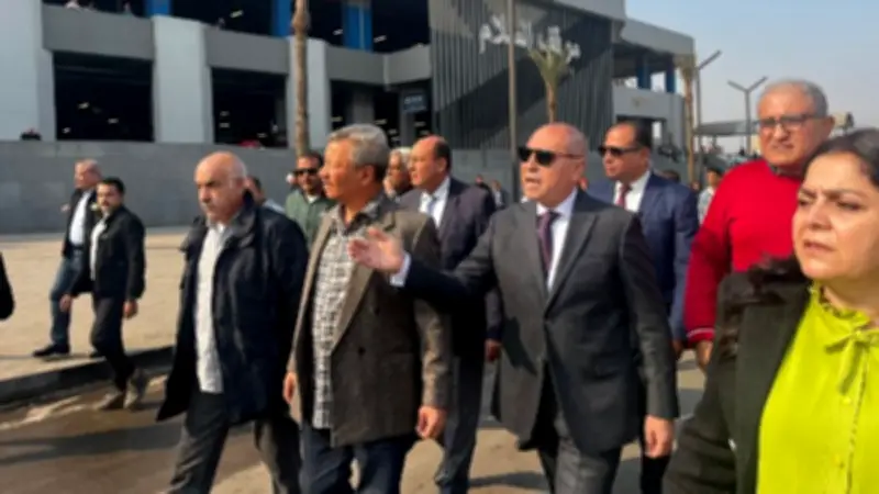 محافظ القاهرة يشرف على نقل موقف السيدة عائشة لموقعه الجديد