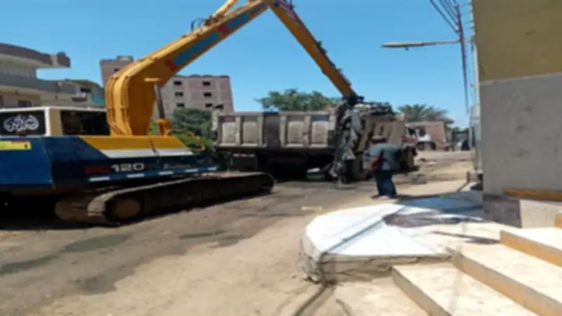 محافظ الجيزة يتابع تطهير الترع والمصارف بالبدرشين لضمان تدفق المياه