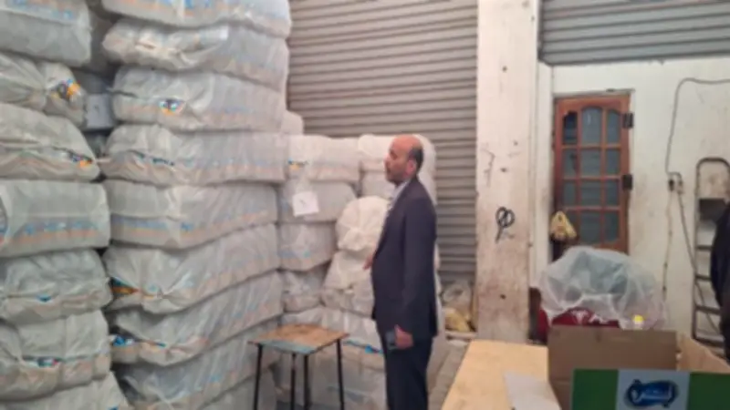 ضبط مخزن غير مرخص لتعبئة زيت طعام مجهول المصدر بقرية في طنطا