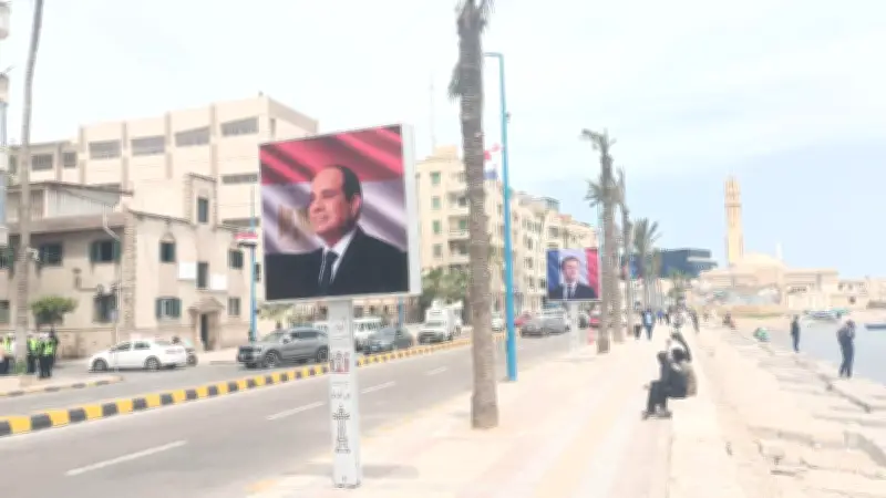 صور السيسي وماكرون تزين كورنيش الإسكندرية احتفالا بالزيارة