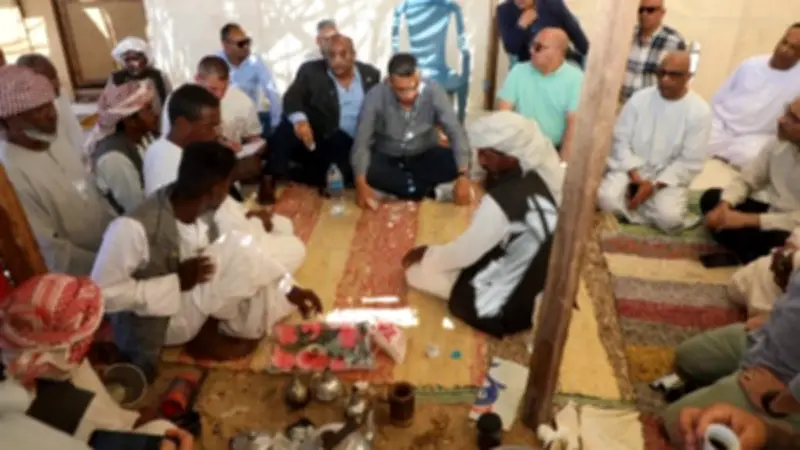 محافظ البحر الأحمر يلتقي أهالي حفافيت ويوجه بتلبية مطالبهم