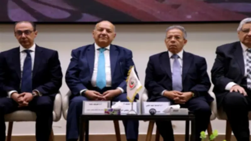 نقيب الأطباء يحذر من التوسع العشوائي في كليات الطب بيوم الطبيب المصري