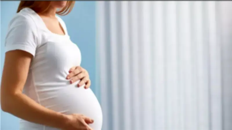 مميزات الحمل والولادة في قانون العمل الجديد: تخفيض ساعات العمل وإجازة مدفوعة
