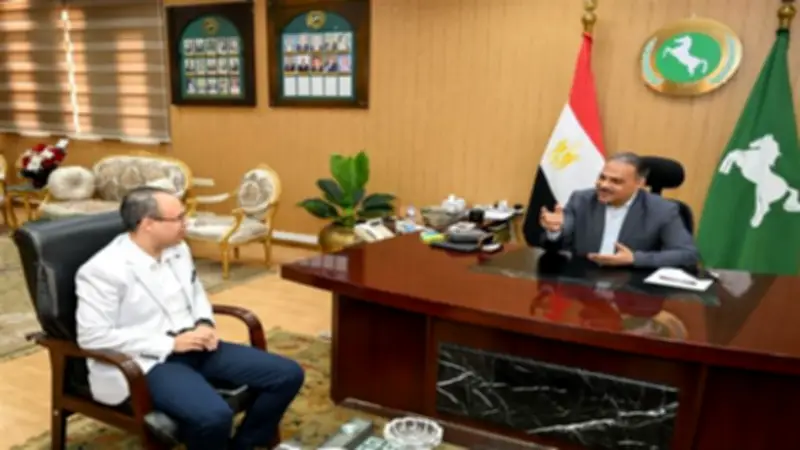 محافظ الشرقية يبحث مع مساعد وزير الصحة تطوير الخدمات الطبية