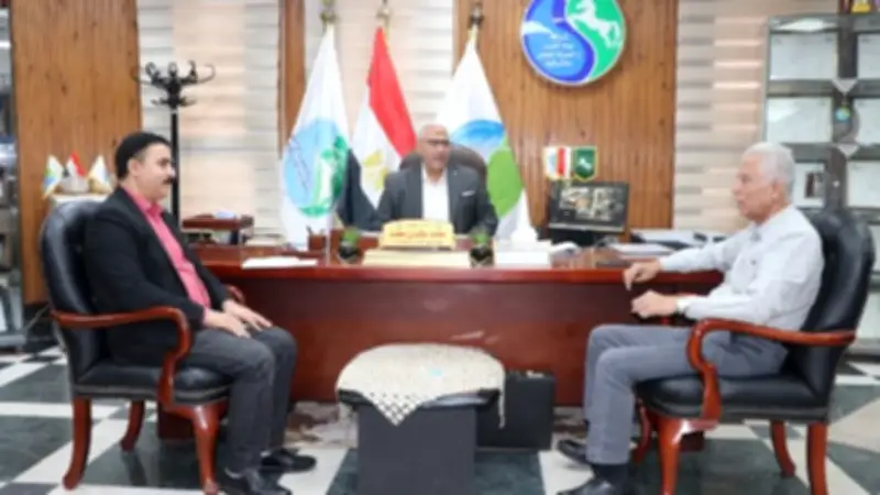 رئيس مياه الشرقية يستعرض مشروعات الصرف الصحي مع مستشار رئيس الوزراء