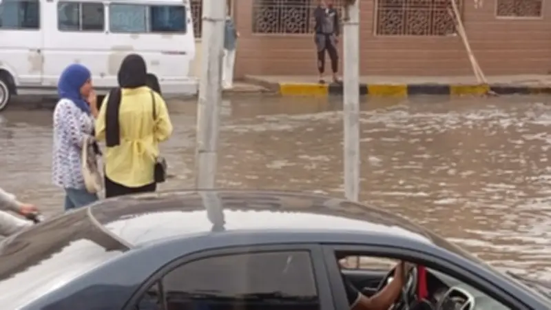 تسرب مياه مفاجئ جديد بجوار محطة مترو أم المصريين.. صور