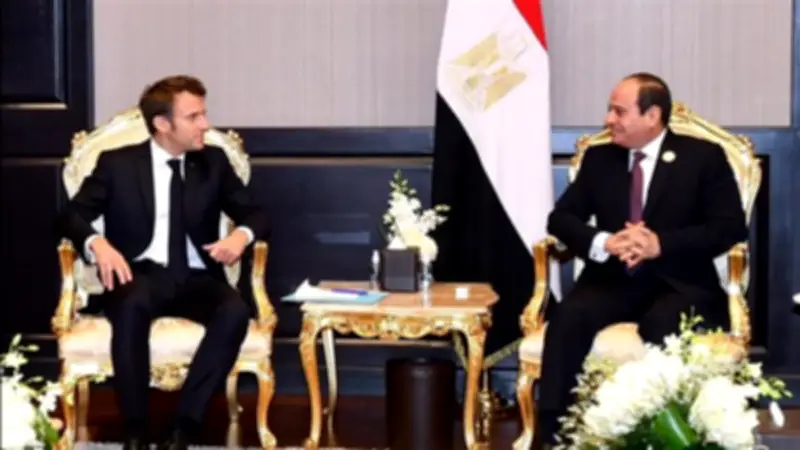 السيسي لماكرون: تجنيب المنطقة التصعيد وعدم الاستقرار ودعم الدول العربية
