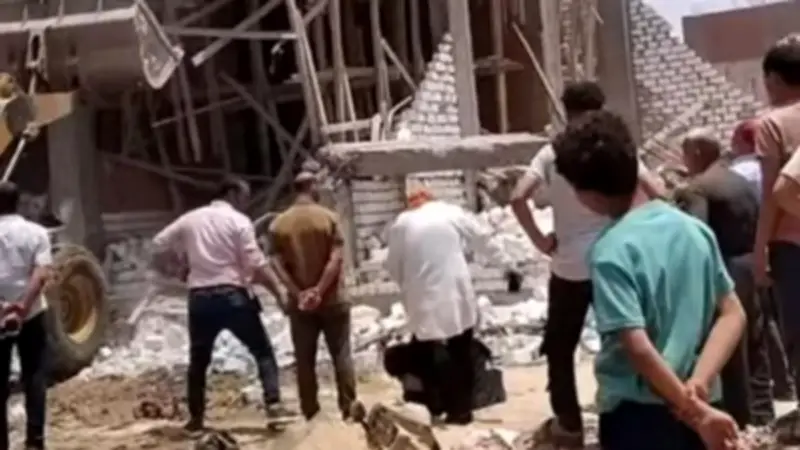 سيدة تتوسل لرئيسة مدينة بني مزار خوفا من هدم منزلها.. والمسؤولة: أنفذ القانون