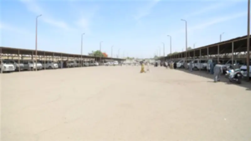 محافظ قنا يتفقد مجمع المواقف والسوق الحضاري ويوجه بإزالة العشوائيات