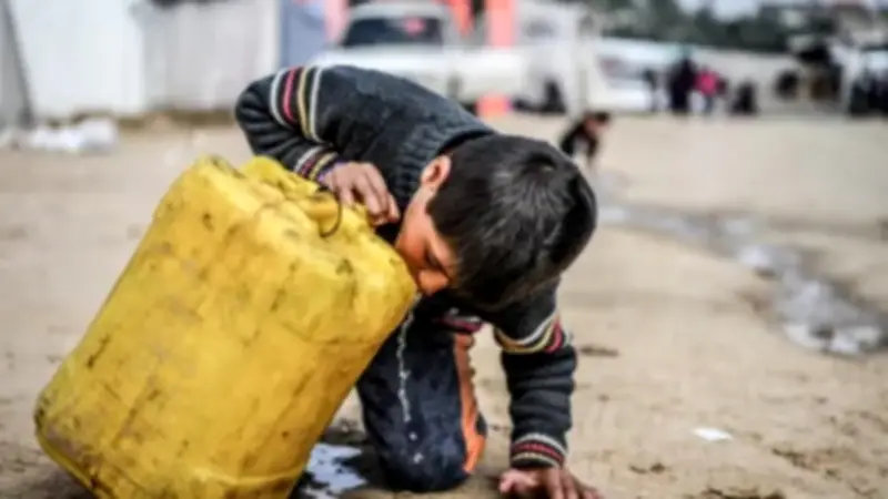 العطش يهدد غزة مع انهيار البنية التحتية للمياه وتفاقم الأزمة الإنسانية