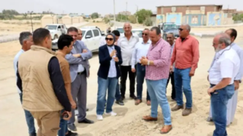 محافظ الوادي الجديد تتابع أعمال رصف الطرق واستكمال ميدان المسلة بالفرافرة