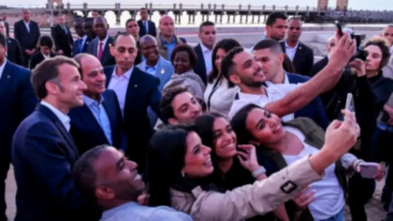 مواطنون يلتقطون صور تذكارية مع السيسي وماكرون على كورنيش الإسكندرية