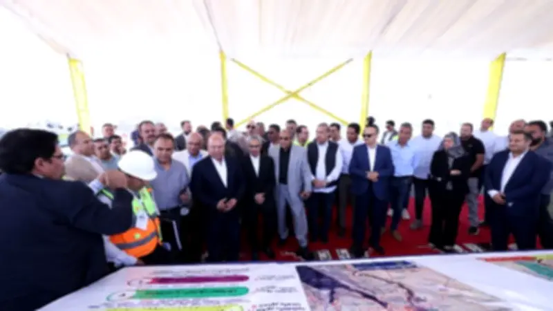 كامل الوزير يوجه حديثًا حادًا لمهندس في محور ديروط ثم يداعبه