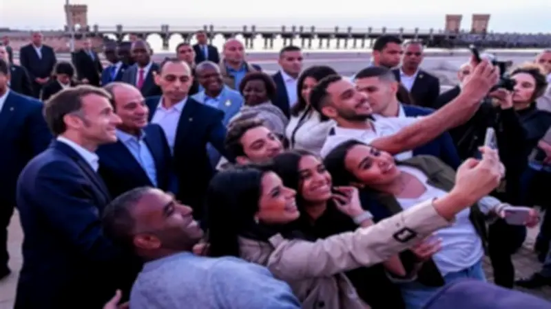 السيسي وماكرون يتجولان بالممشى السياحي بكورنيش الإسكندرية وقلعة قايتباي