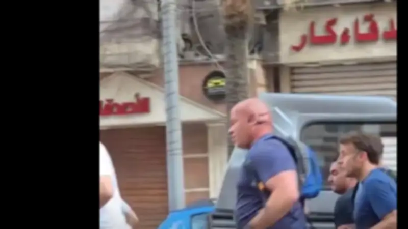 ماكرون وزوجته يمارسان الجري في شوارع الإسكندرية وسط المواطنين