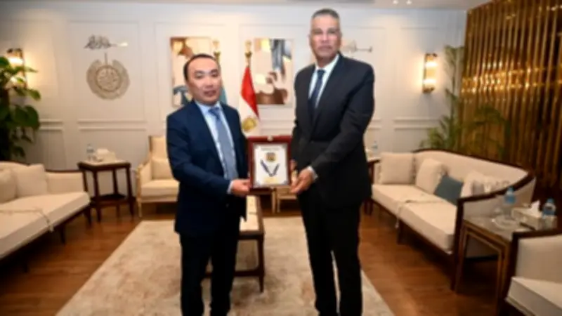 محافظ جنوب سيناء يبحث تعزيز التعاون السياحي والثقافي مع سفير كازاخستان