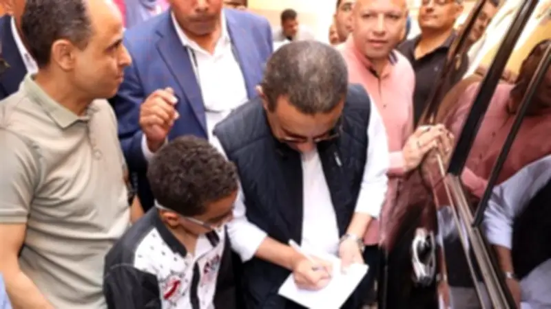 محافظ المنوفية يوقع أوتوجرافاً لطالب ويشجعه على التفوق