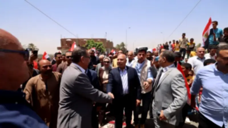الوزير يشهد تشغيل كوبري مزلقان أبو شوشة بقنا ويفتحه أمام حركة المرور