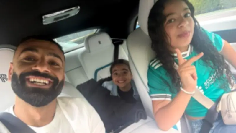 محمد صلاح يشارك جمهوره لحظات عائلية مع ابنتيه مكة وكيان