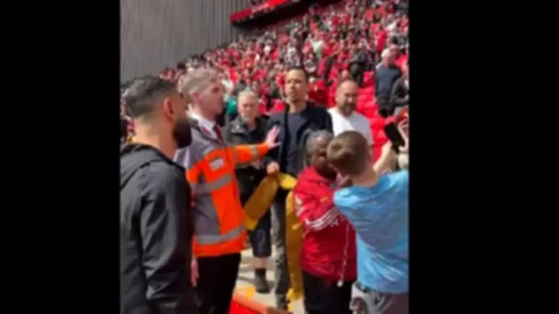 تجاهل محمد صلاح لمشجع مصري يثير جدلاً واسعاً على مواقع التواصل