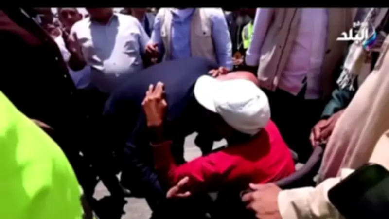 وزير النقل يحتضن شابًا من ذوي الهمم خلال افتتاح كوبري أبو شوشة بقنا