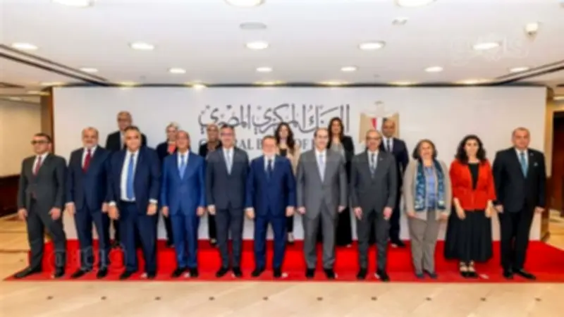 البنك المركزي والتموين يوقعان بروتوكولاً لإتاحة بيانات السجل التجاري للبنوك