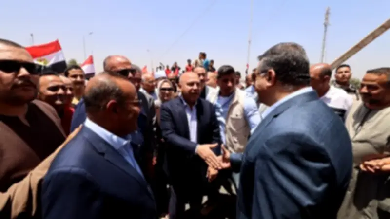 وزير النقل: أهالي قنا سلموا أراضيهم طواعية للقطار الكهربائي السريع