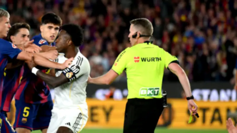 حكم الكلاسيكو يحذر فينيسيوس وبيدري قبل انطلاق المباراة