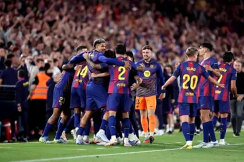 احتفالات لاعبي وجماهير برشلونة بالتتويج بلقب الدوري الإسباني بعد الفوز على ريال مدريد فيديو