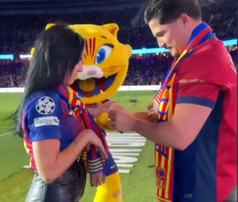 مشجع يقتحم ملعب برشلونة ويعرض الزواج على حبيبته بعد انتهاء الكلاسيكو
