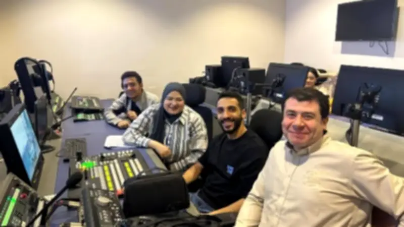 كريم فؤاد يزور استديوهات إعلام القاهرة في تدريب عملي للطلاب