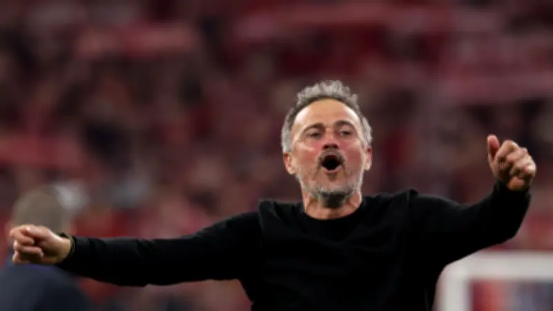 رد فعل إنريكي على كلاسيكو برشلونة يثير تفاعل الجماهير