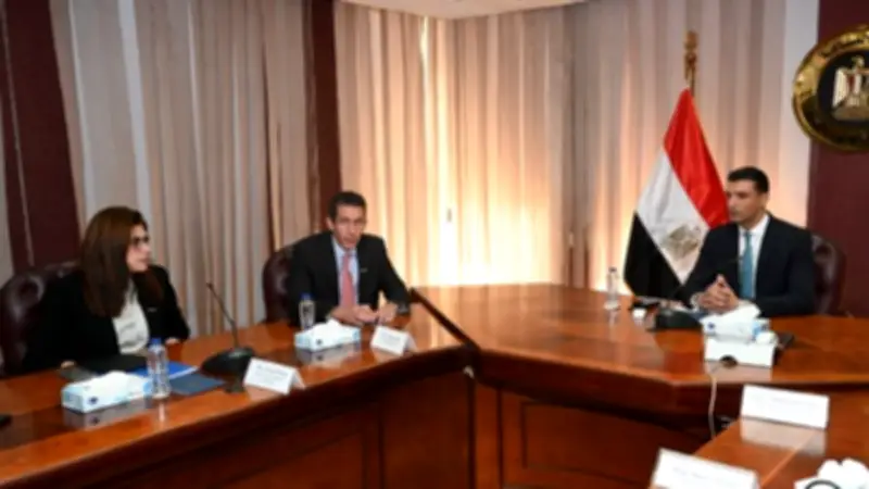 وزير الصناعة يبحث مع وفد سيمكس خطط التوسع وخفض الانبعاثات ودعم الإنتاج المحلي